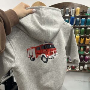 Bluza dziecięca z haftem wozu strażackiego