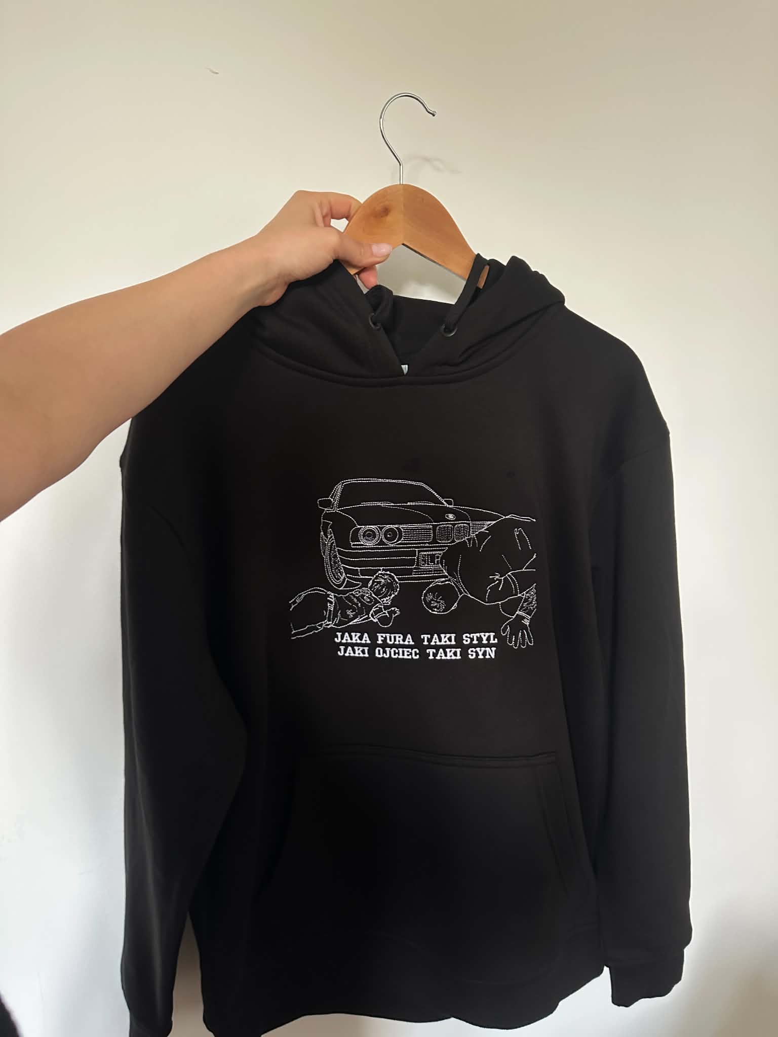 bluza z haftem outline